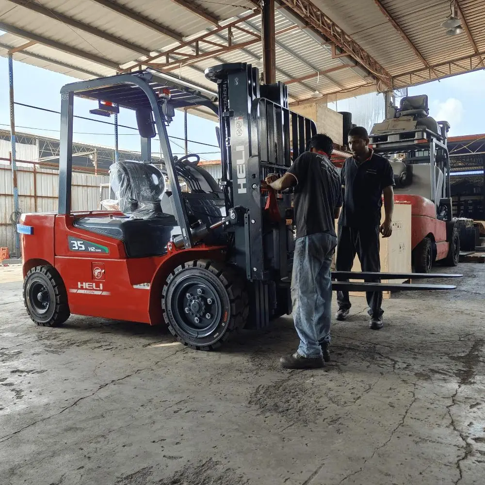 Técnicos revisando batería industrial de montacargas eléctrico